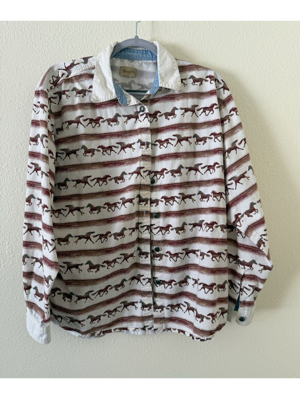 Vintage Wrangler Women's Wild Mustang Horse Shirt Size L-XL Metal Buttons Stripe